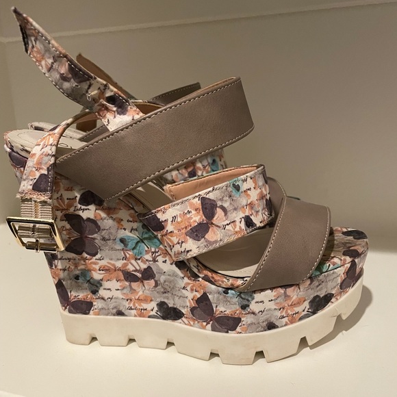 Platform - Picture 5 of 7